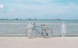 vélo devant l'eau à singapour