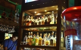 Bouteilles de whisky et de scotch dans un pub à Mumbai