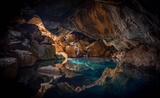 l'intérieur de la grotte de Sant Josep sous la terre avec de l'eau