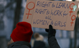 Pancarte manifestation : "Right to learn, right to work for all women and girl" 