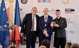 Jesus Diaz de Vivar reçoit le trophée des Français de l'étranger en compagnie de Hervé Heyraud et Laurent Peries