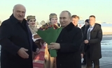 Alexandre Loukachenko Vladimir Poutine à Minsk en 2019 Biélorussie Russie fleurs 