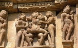 Une sculpture érotique sur un temple de Khajuraho en Inde
