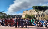 Equipe de Terre de Jeux devant leColisée de Rome pour les JO Paris 2024