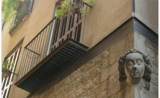 sculpture sur une façade d'une maison à barcelone
