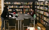 Des livres dans une bibliothèque au Liban