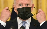 Joe Biden met un masque 