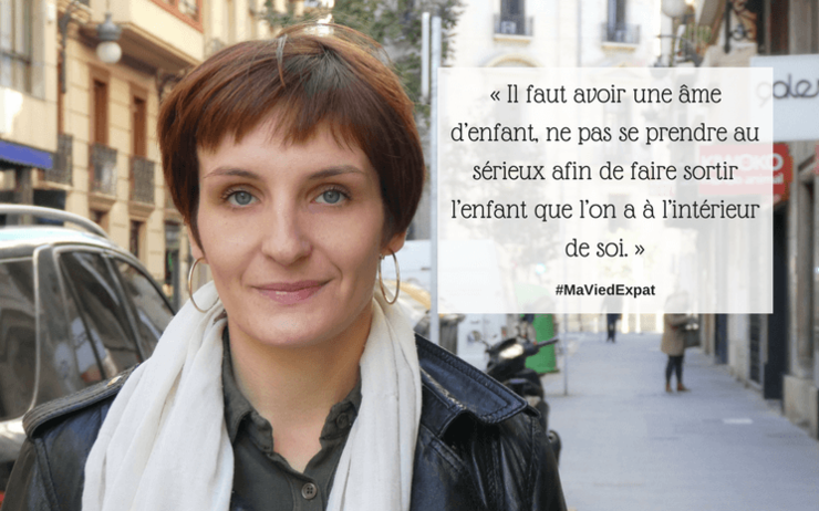 Anne-Sophie conteuse pour l'Institut français de Valencia dans une rue de la ville