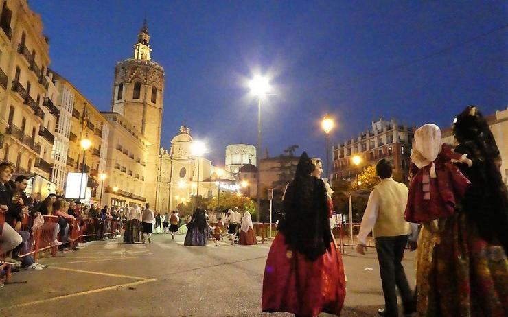 L'ofrenda lors de son passage par la Plaza de la Reina en 2017