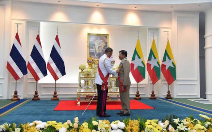 Min Aung Hlaing décoré en Thaïlande