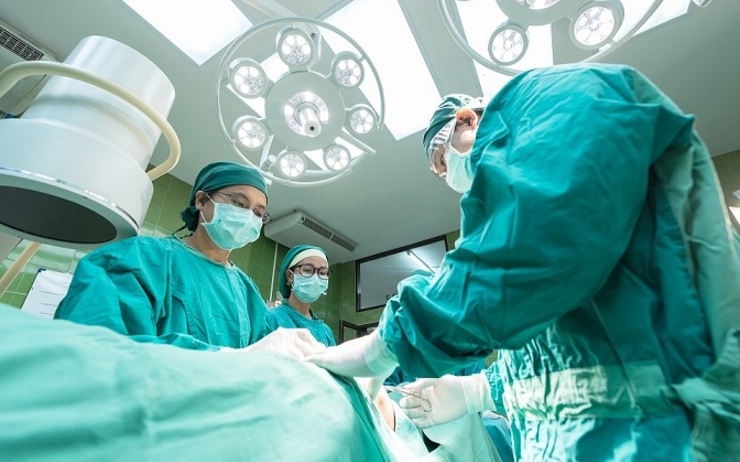 Chirurgiens dans un bloc opératoire