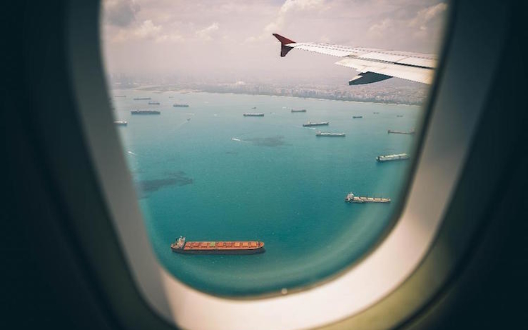 Vue de la baie de Jakarta depuis le hublot d'un avion