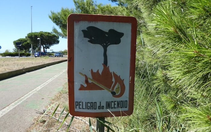 Un panneau prévenant du risque d'incendies sur la route d'El Palmar au sud de Valencia