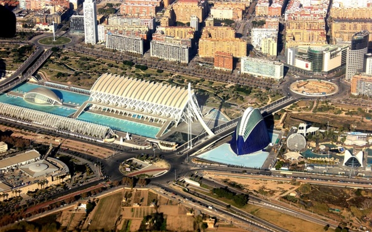 Vue aérienne de Valencia et de son emblématique Cité des Arts et des Sciences
