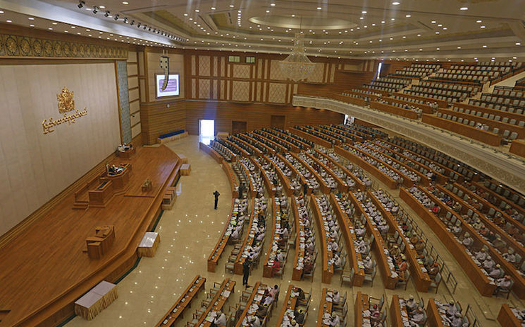 347 000 dollars américains dépensés pour poncer les portes du Parlement birman