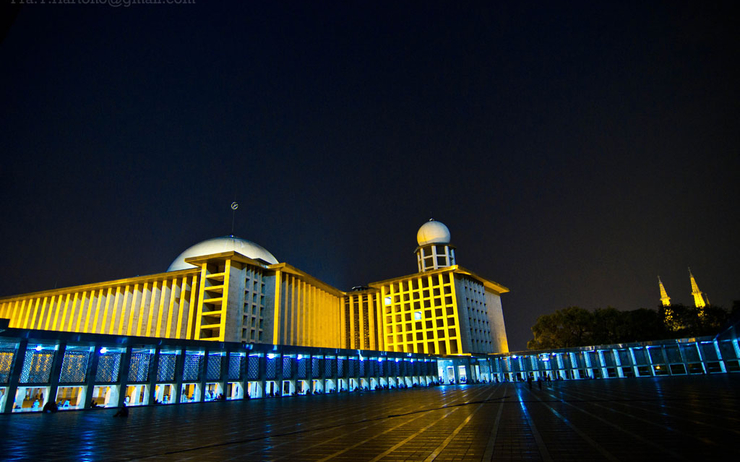 Vue de nuit de la mosquée de Jakarta