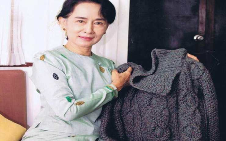 Un pull de laine de Aung San Su Kyi mis aux enchères en Birmanie