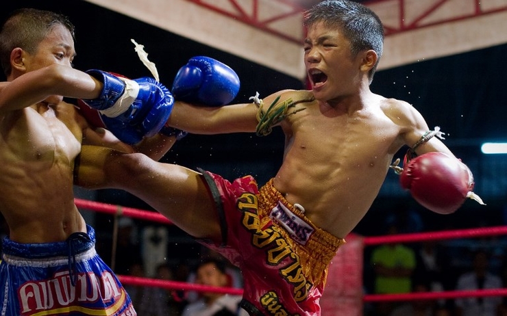 Deux enfants thaïlandais boxent sur le ring 