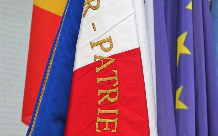 Les drapeau français devant le drapeau espagnol et européen
