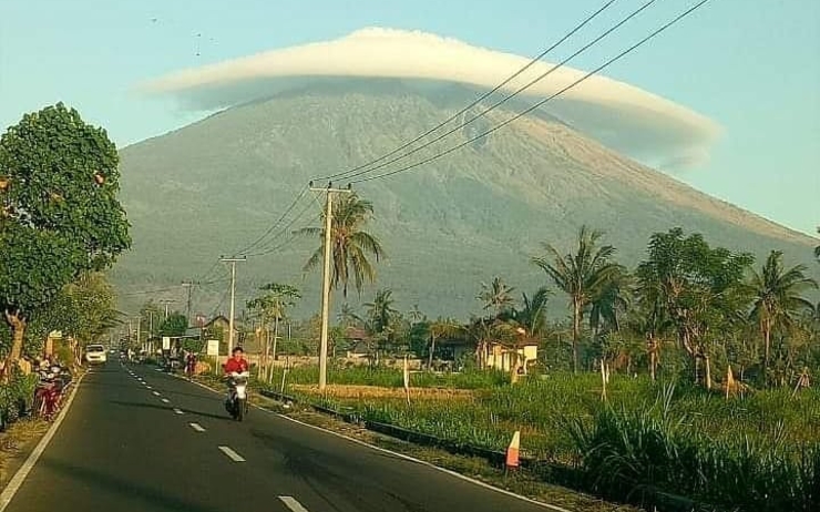 nuage lenticulaire Semeru Java Indonésie Volcan