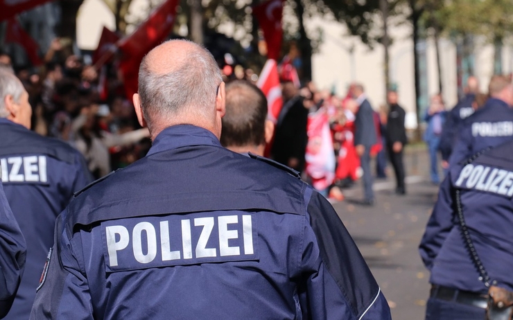5 policiers néonazis suspendus à Francfort pour menaces de mort