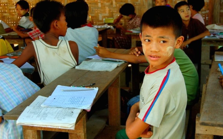 Protestations contre des manuels scolaires jugés “discriminatoires” en Birmanie