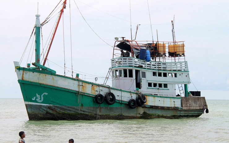 Une plainte déposé contre 10 chalutiers par le département de la Pêche en Birmanie