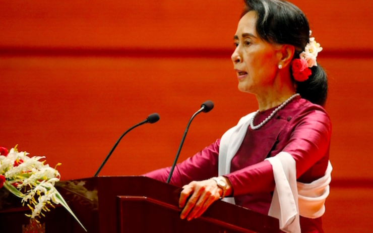 Aung San Suu Kyi parle à l'université de la Défense Nationale en Birmanie