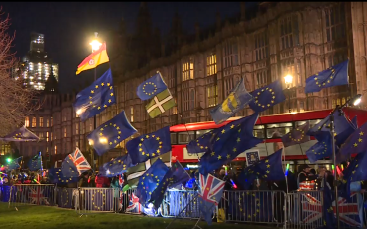 anti et pro brexit paradent devant le parlement après défaite de May 