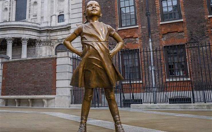 Kristen Visbal statue bronze City bank affaires journée femme Londres