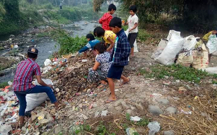 Les jeunes de Kalaymyo organisent la collecte des ordures en Birmanie