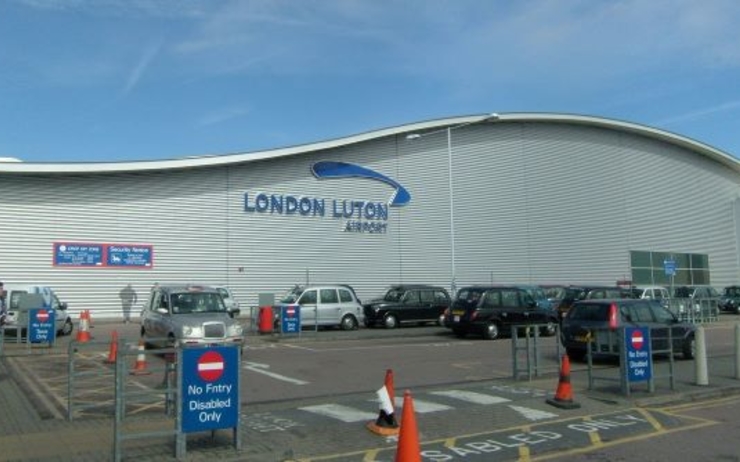 Aéroport Luton victimes fausse alerte incendie évacuation terminal trafic 