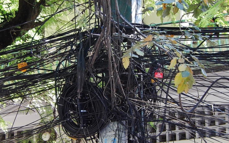 Réseau de fils électriques au Cambodge Crédit : Michael Coghlan, flickr