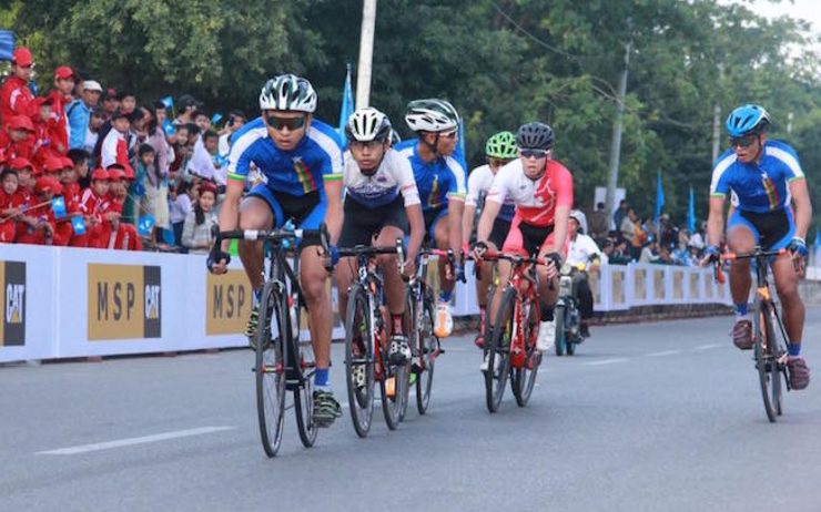 Première course critérium en Birmanie