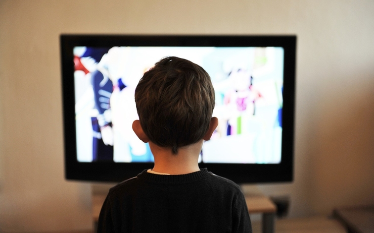 children watching TV Pixabay