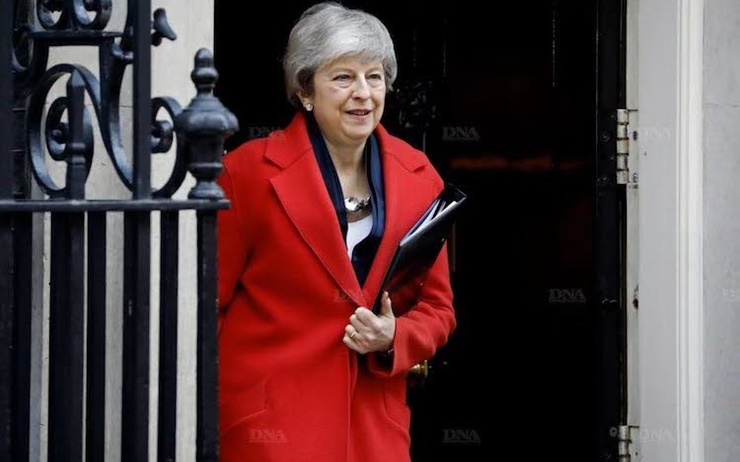 Theresa May accusée de distribuer des pots-de-vin