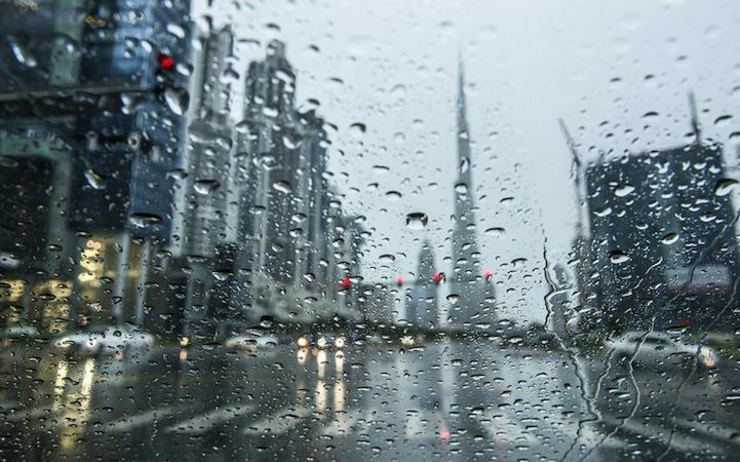 Dubai-EAU-après-les-orages-temps-instable