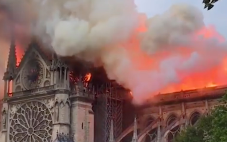 Notre Dame Paris incendie brûle Londres Royaume-Uni deuil monument historique France britanniques 