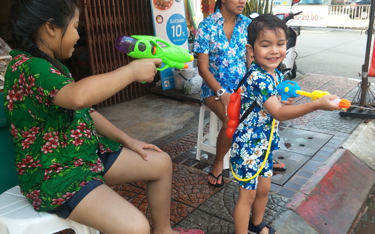 Songkran-Enfant-Thailande