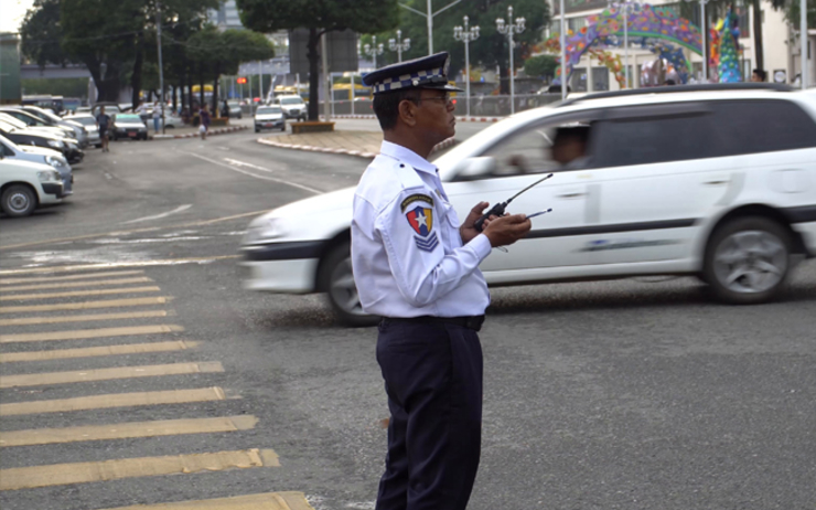 Un policier par “mile” de Yangon à Mandalay pour Thingyan en Birmanie