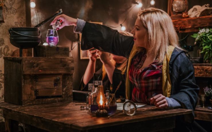 Cauldron Magical Cocktail Experience Londres bar faire ses cocktails comme sorcier blouse baguette magique 