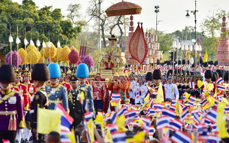Roi-Thailande-Parade-couronnement