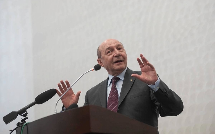 enquête Basescu collaboration avec police secrète communiste roumanie