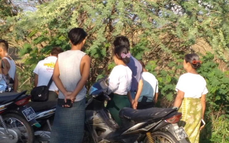 Des badauds apres l'agression d'une institutrice en Birmanie