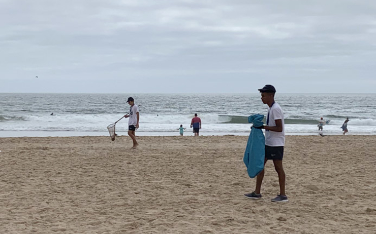 Volontaires enlèvent les déchets sur les plages 