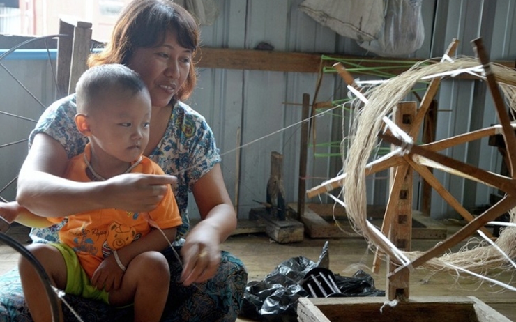 Tisseuse de fibres de lotus en Birmanie