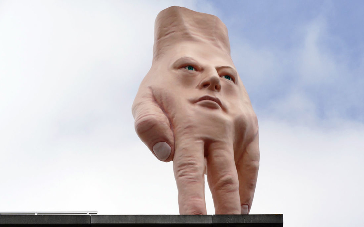 sculpture de main géante