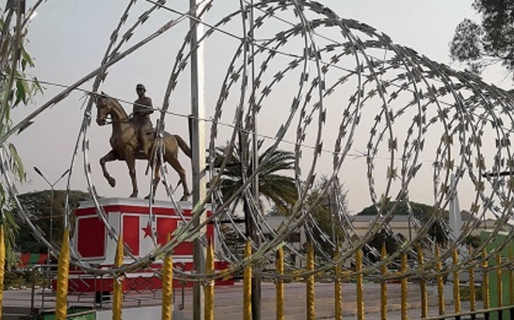 A Loikaw, la statue d'Aung San protegee contre les habitants en BIrmanie