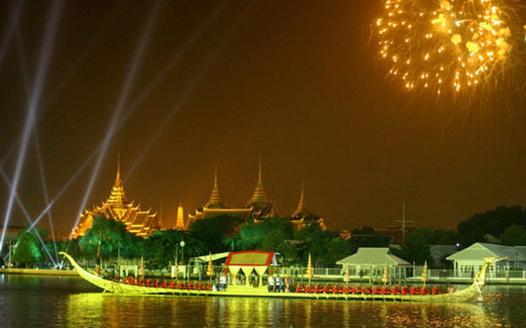Barge-royale-Thailande-nocturne