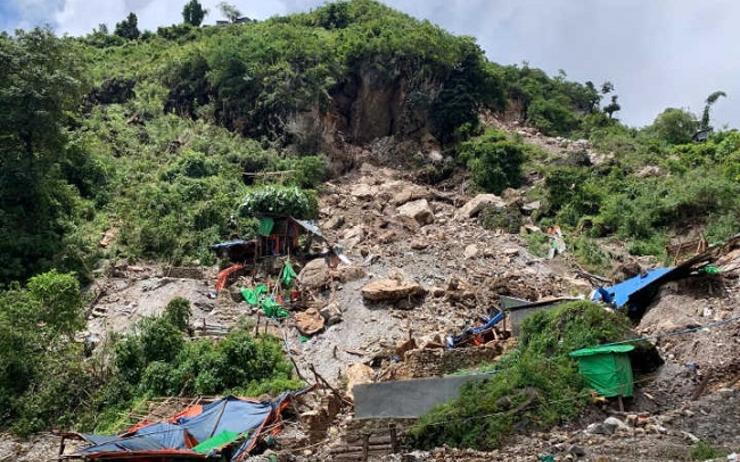 Des maisons apres un glissement de terrain dans le Kayah en Birmanie